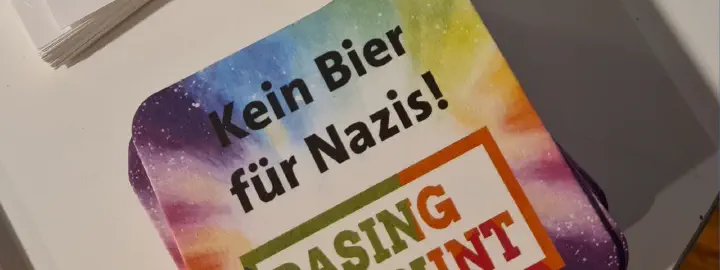 Bild zeigt einen Bierdeckel mit der Aufschrift "Kein Bier für Nazis"