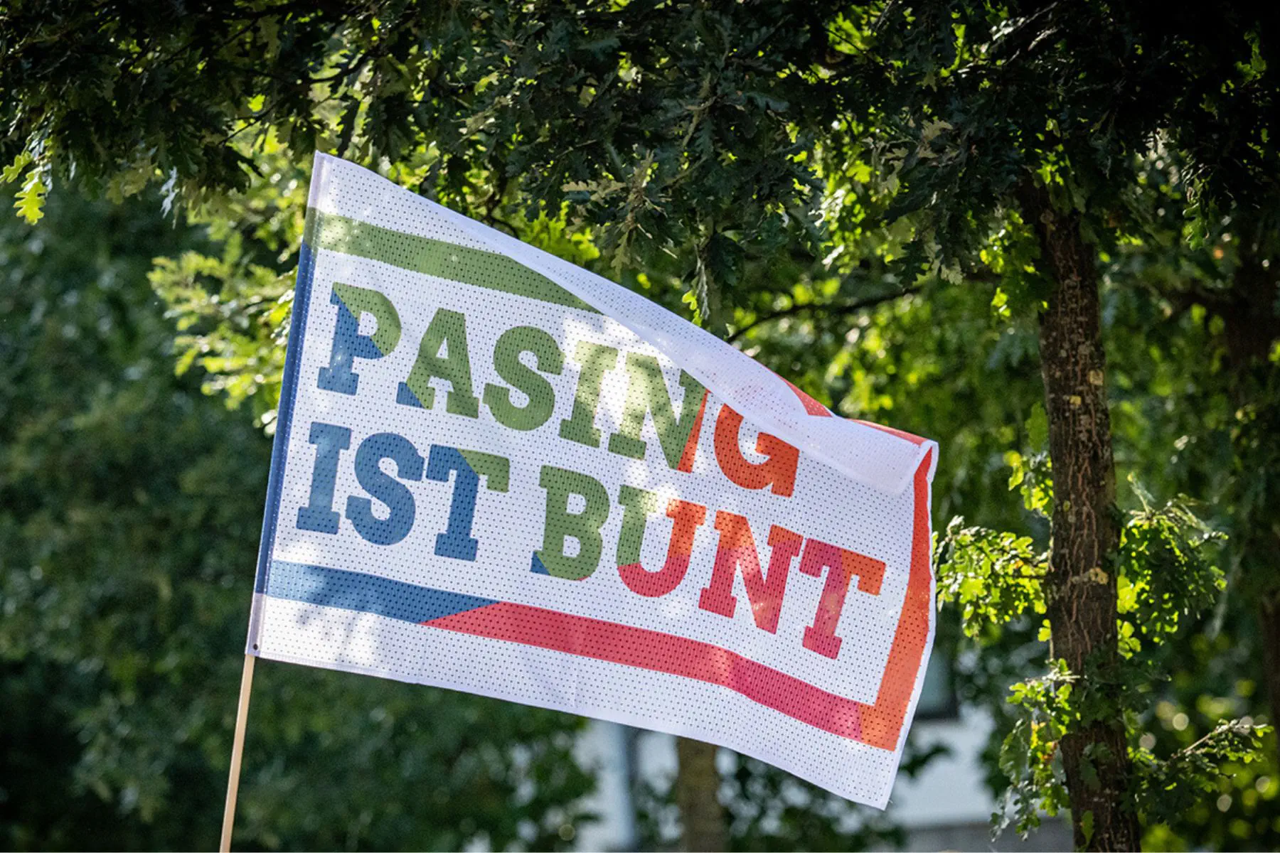 Wehende Fahne von Pasing ist bunt